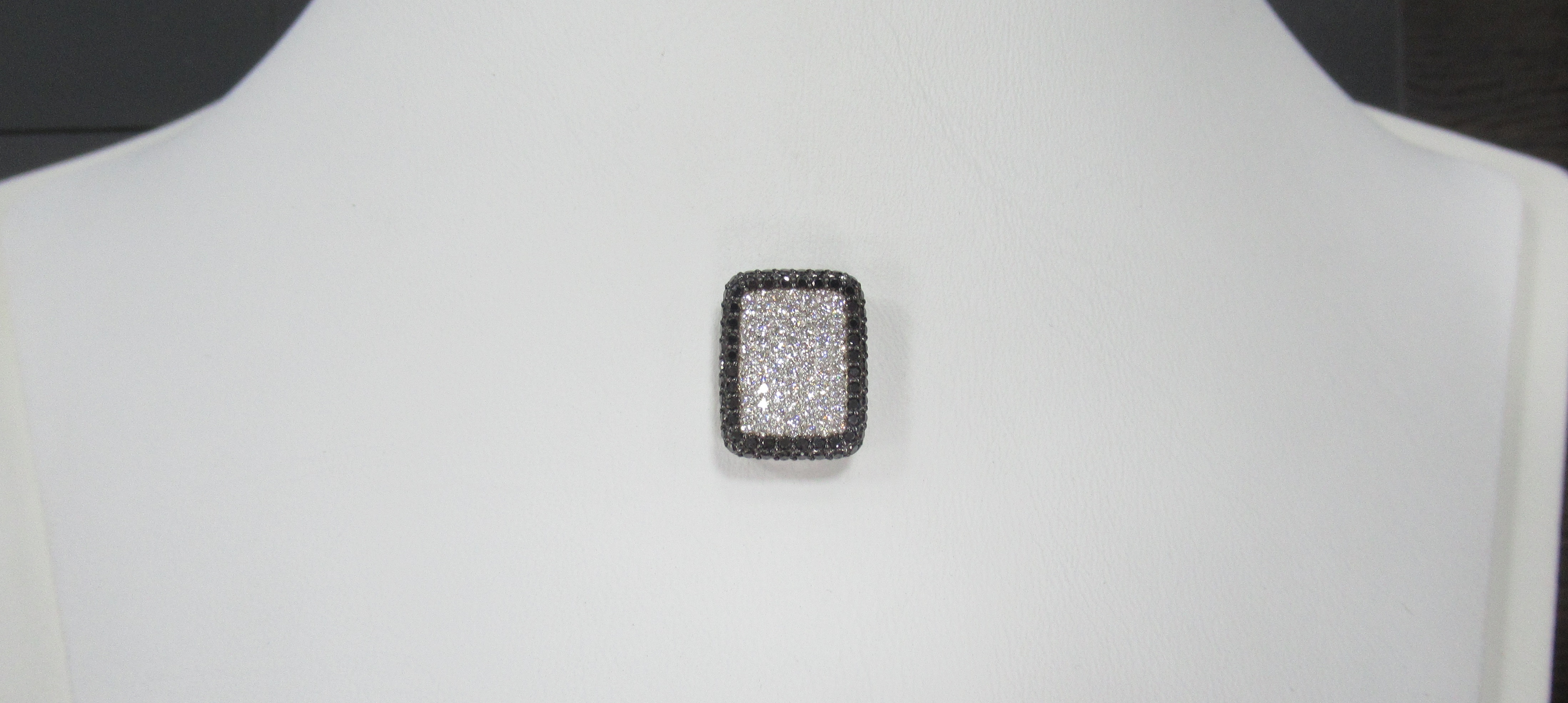 Подвеска из белого золота с бриллиантами